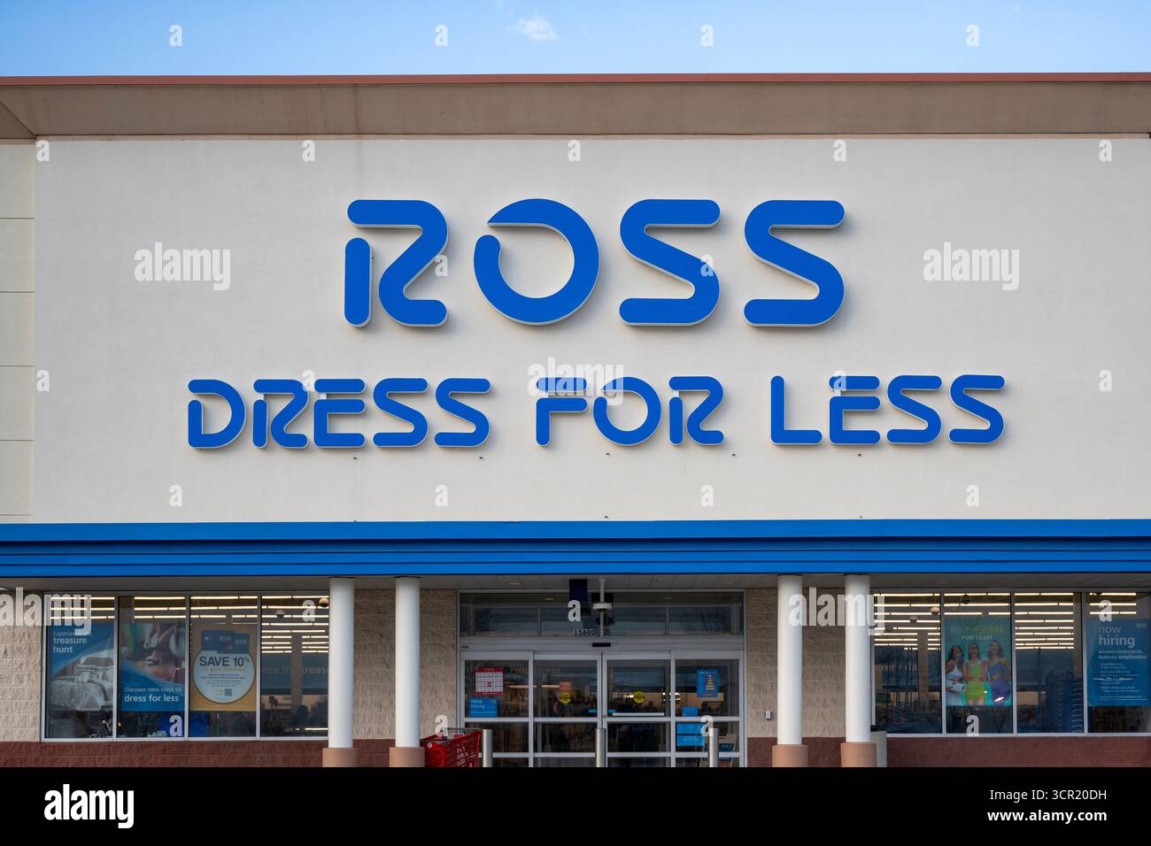 Shawnee, KS Shawnee Station Shopping plaza. Ross Dress for Less ist die größte Einzelhandelskette des Landes und eine amerikanische Rabattkette Stockfoto