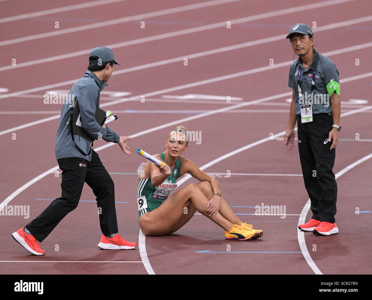 Sharlene Mawdsley aus Irland trat am 12. Dezember 2025 im Nationalstadion in Tokio in den 4x400 m Staffelfrauenläufen an Stockfoto