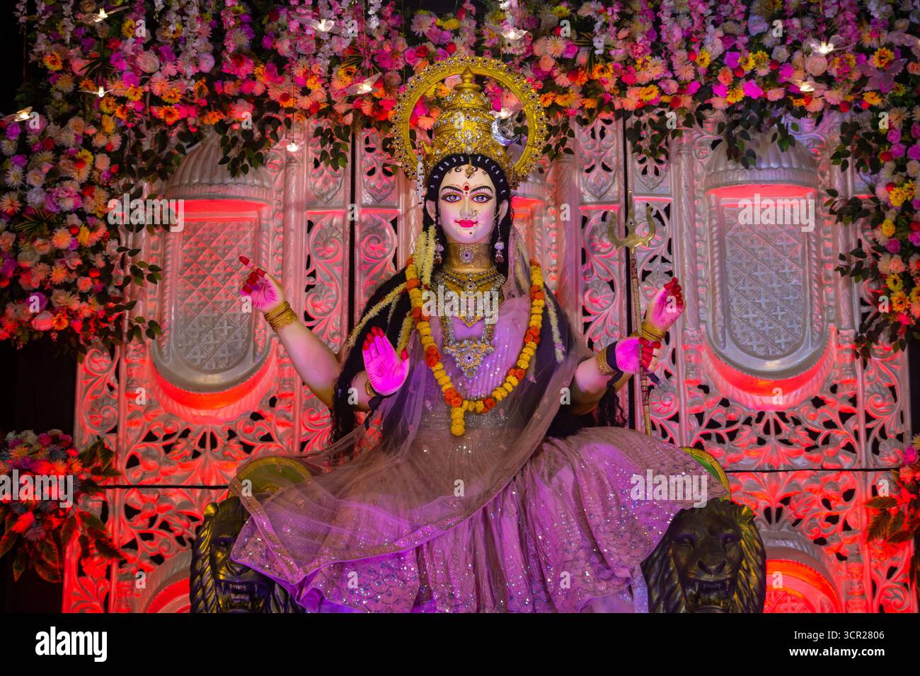 Farbenfrohe Statue der Göttin Durga mit mehreren Waffen auf einem Löwen Stockfoto