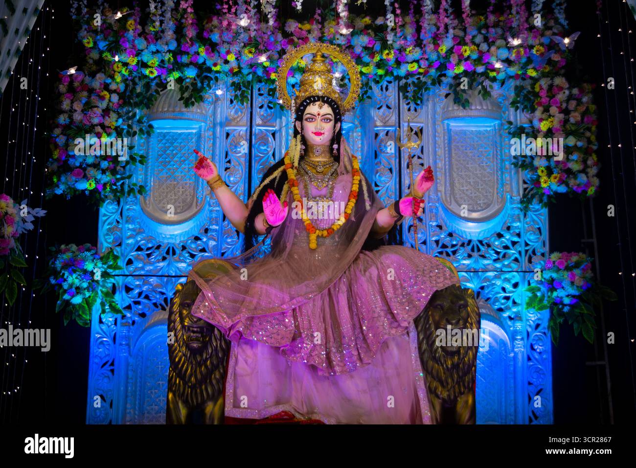 Farbenfrohe Statue der Göttin Durga mit mehreren Waffen auf einem Löwen Stockfoto