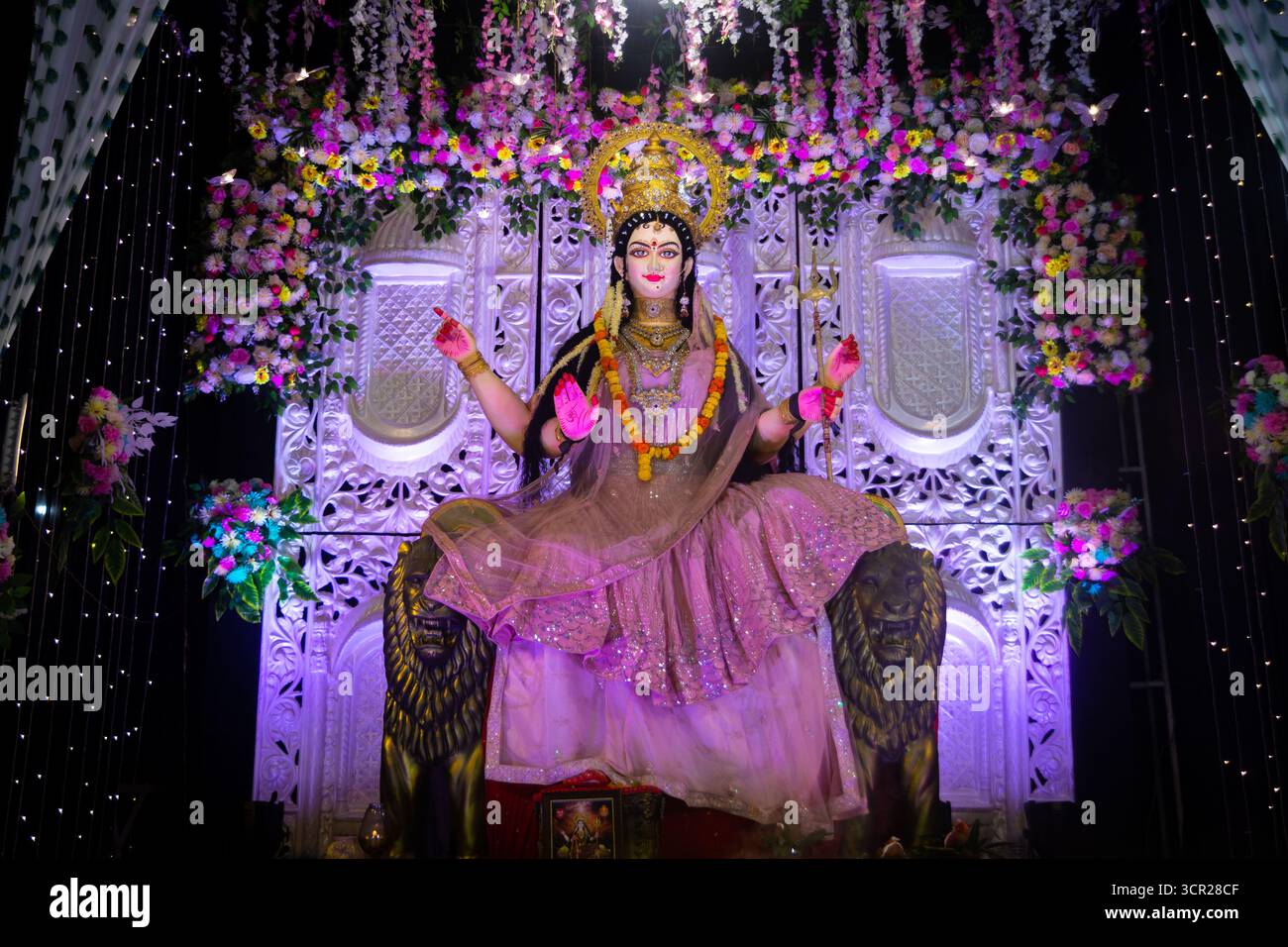 Farbenfrohe Statue der Göttin Durga mit mehreren Waffen auf einem Löwen Stockfoto