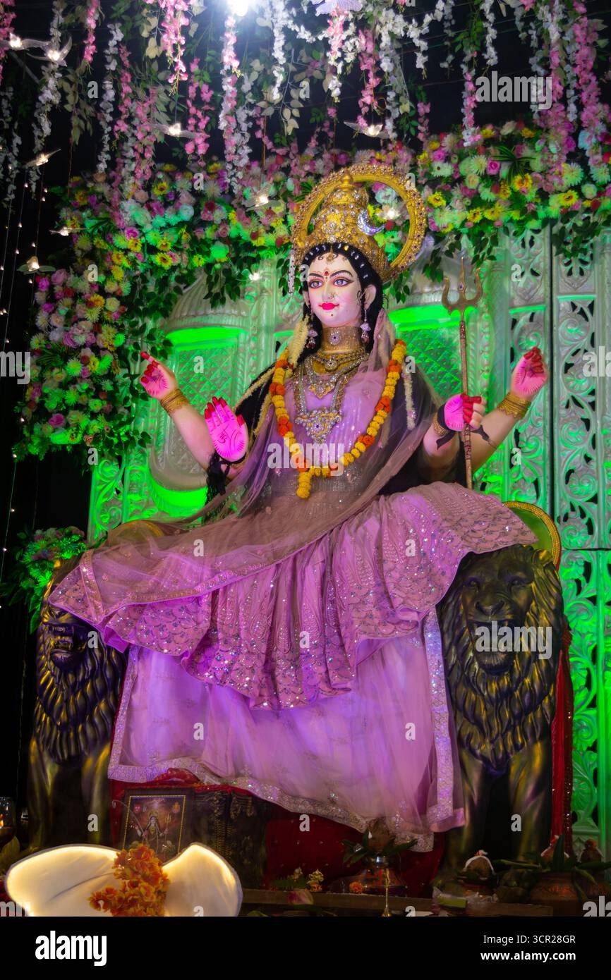 Farbenfrohe Statue der Göttin Durga mit mehreren Waffen auf einem Löwen Stockfoto