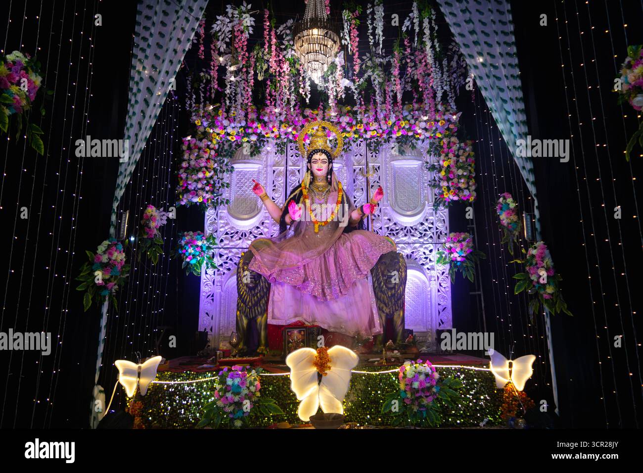 Farbenfrohe Statue der Göttin Durga mit mehreren Waffen auf einem Löwen Stockfoto