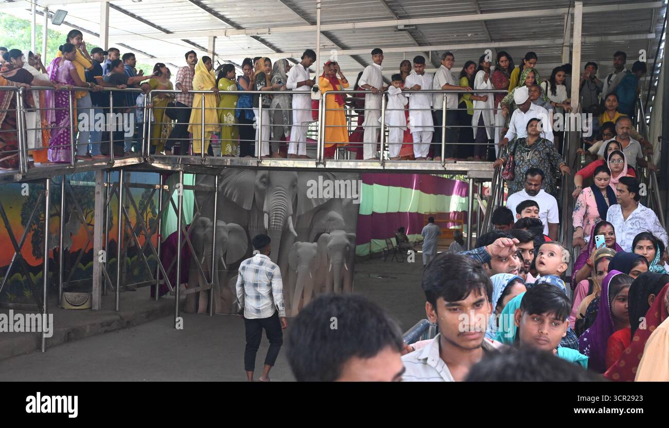 Neu-Delhi, Indien. September 2025. NEW DELHI, INDIEN - 27. SEPTEMBER: Gläubige, die Gebete auf dem Shardiya Navratri Festival im Jhandewalan Tempel am 27. September 2025 in Neu-Delhi, Indien. (Foto: Sonu Mehta/Hindustan Times/SIPA USA) Credit: SIPA USA/Alamy Live News Stockfoto