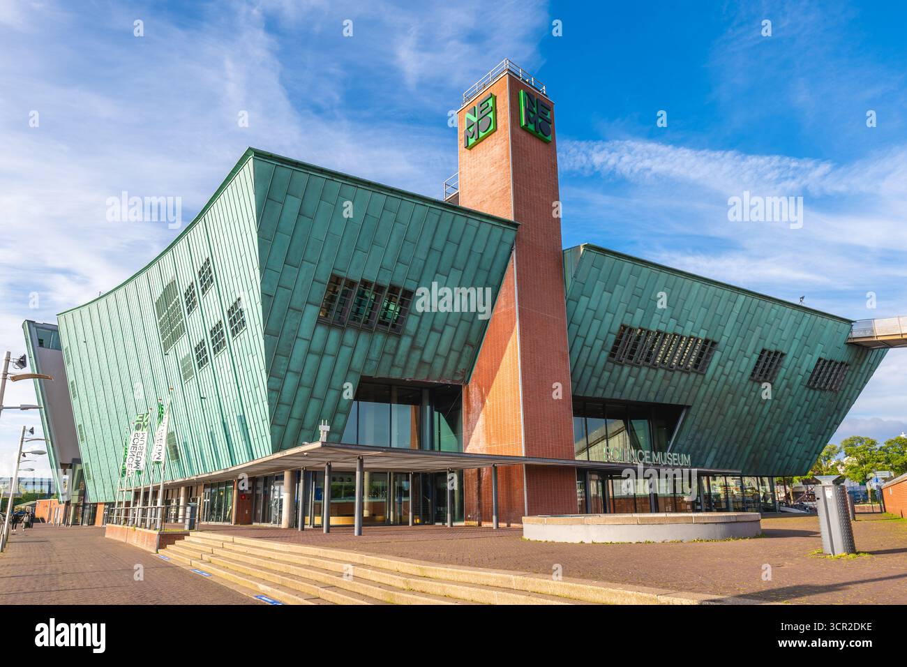 15. Juni 2024: NEMO Science Museum, ein Wissenschaftszentrum des italienischen Architekten Renzo Piano in Amsterdam, Niederlande. Es war Museum of Stockfoto