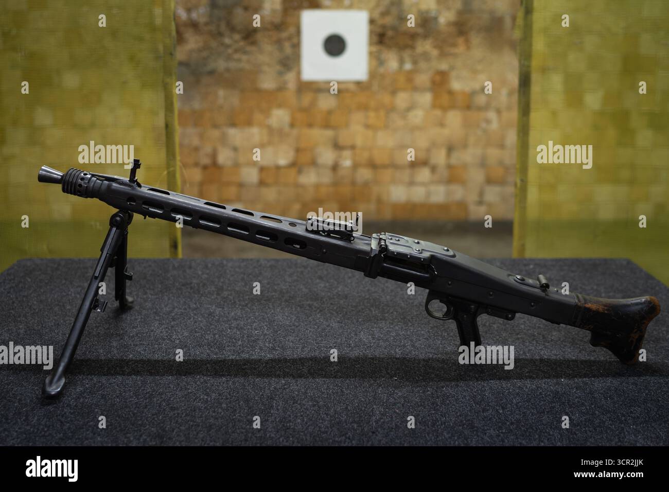 Ein klassisches deutsches Mehrzweckmaschinengewehr aus dem Zweiten Weltkrieg auf einem Bipod auf einem Schießstand. Stockfoto