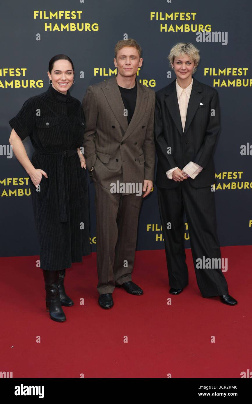 Filmfest Hamburg - Premiere das Leben der Wünsche Verena Altenberger, Matthias Schweighöfer, Luise Heyer, Premiere des Films das Leben der Wünsche auf dem Filmfest Hamburg vor dem Cinemaxx Dammtor, Hamburg, 28.09.2025 *** Filmfest Hamburg Premiere das Leben der Wünsche Verena Altenberger, Matthias Schweighöfer, Luise Heyer, Premiere des Films das Leben der Wünsche auf dem Filmfest Hamburg vor dem Cinemaxx Dammtor, Hamburg, Hamburg, Hamburg, Hamburg, 28 EventchersBexsBexs09 2025 Stockfoto