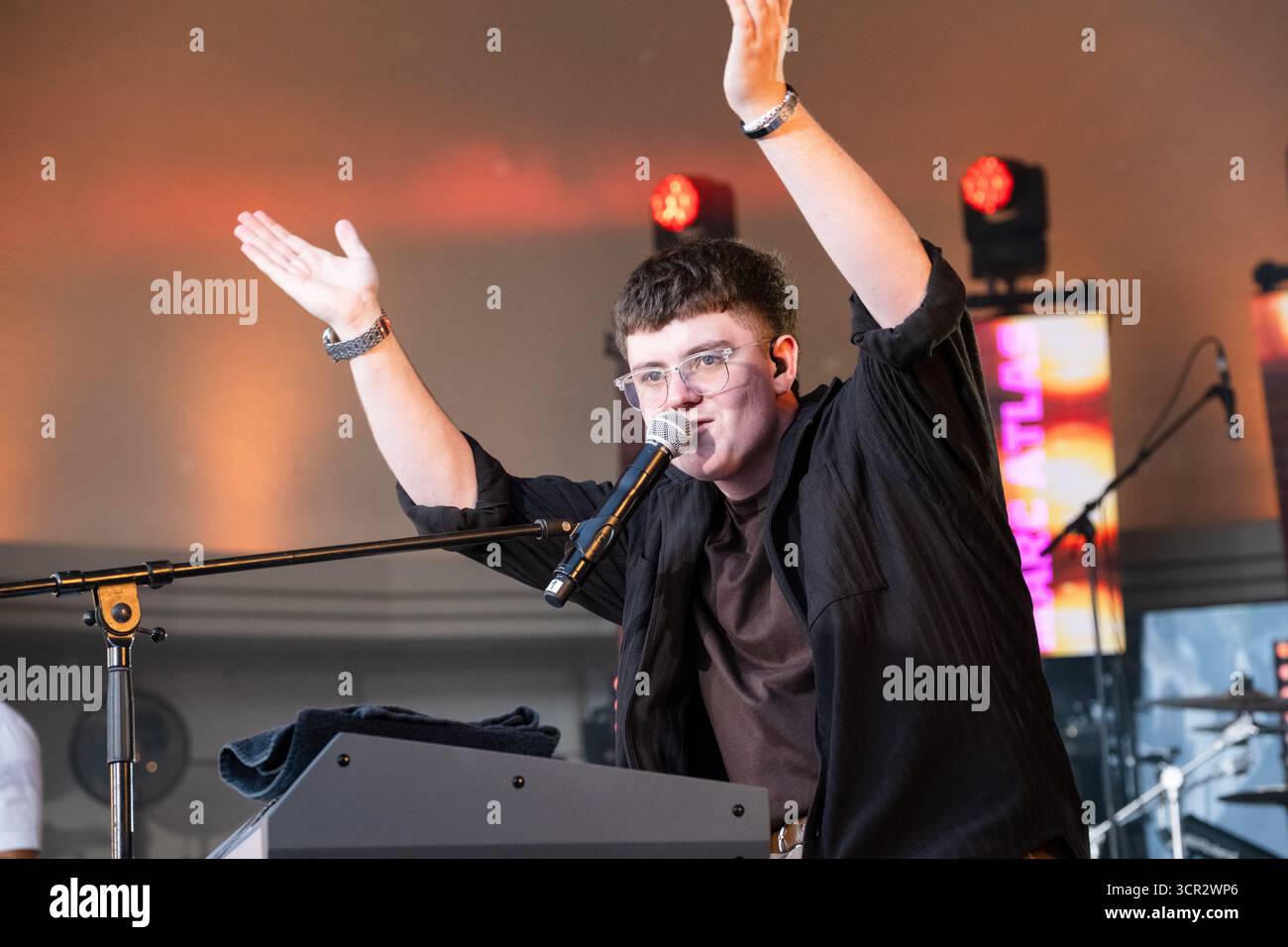 Der Teenager-Sänger Marc Atlas spielt live auf der New Acts Open Air Stage beim SWR3 NEW POP FESTIVAL 2025. Baden-Baden, Deutschland, 20. September 2025. Das Festival, das Weltstars bricht, feiert sein 30. Jahr. Marc Atlas ist ein 18-jähriger Popmusiker, der von seinem kasachischen Erbe beeinflusst wurde. Als Autodidakt an Gitarre und Klavier schreibt er verletzliche, emotionale Lieder über Liebe und Identität. Foto: Rob Watkins/Alamy Live News. Stockfoto