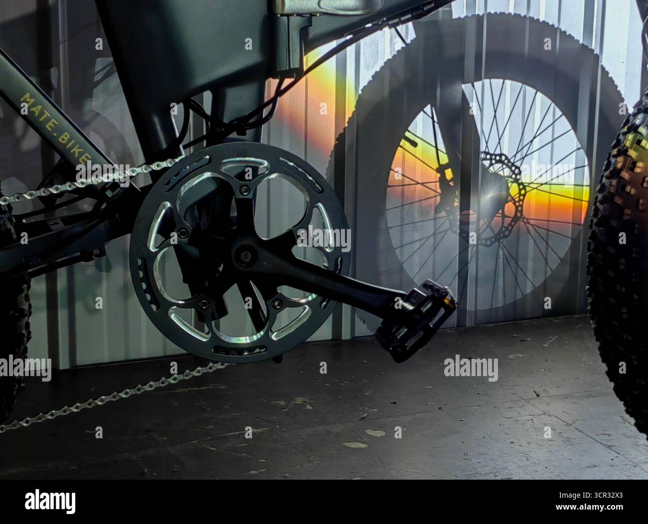 Night Ride Shadows: Pedal- und Radreflexion Stockfoto