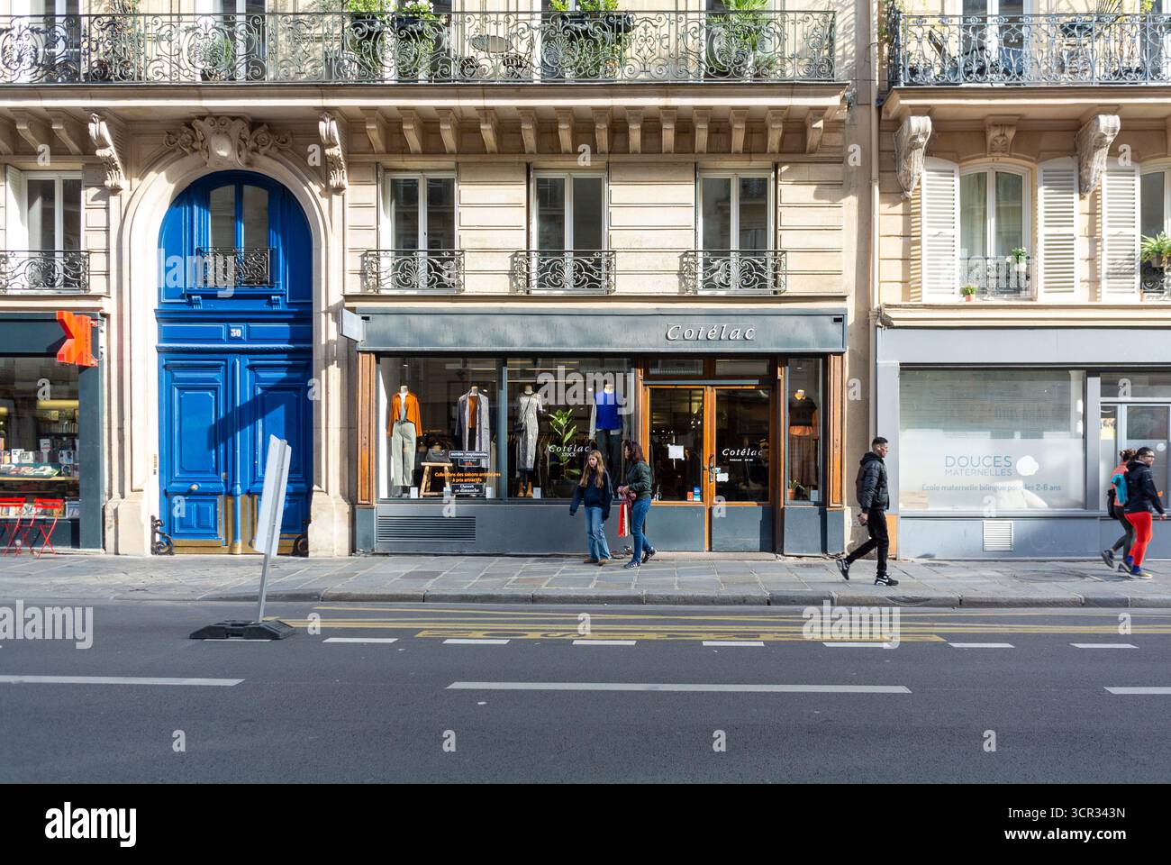 Paris, Frankreich, Cotélac Boutique mit eleganter Fassade und Fußgängern auf der Straße Stockfoto