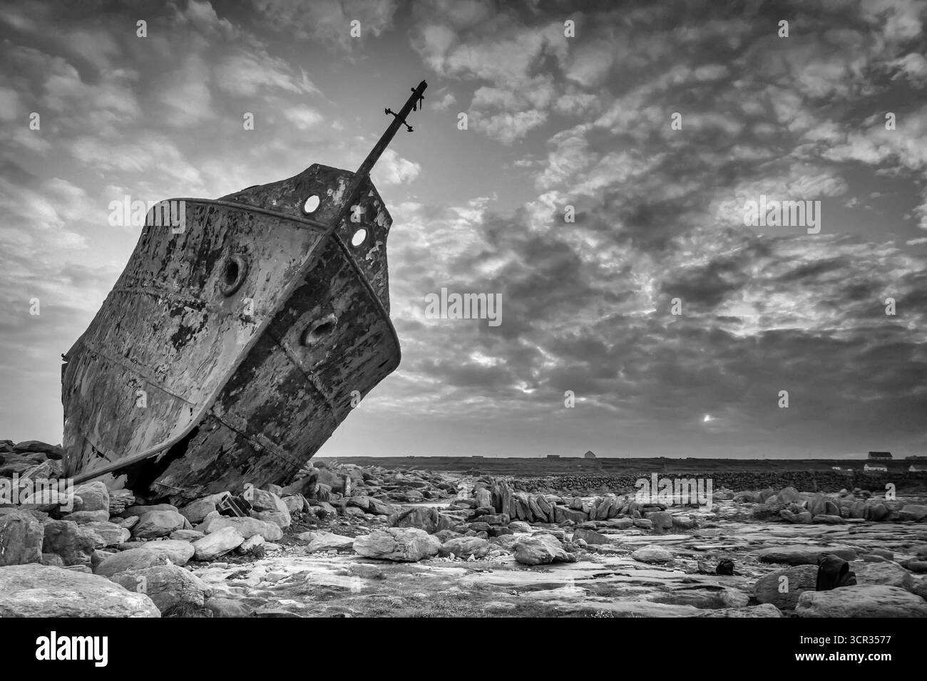 Dramatisches B&W von Old Plassey Schiffswrack an der Küste auf aran Island Inisheer. Irland Stockfoto Dramatisches B&W von Old Plassey Schiffswrack an der Küste auf aran Island Inisheer. Irland Stockfoto