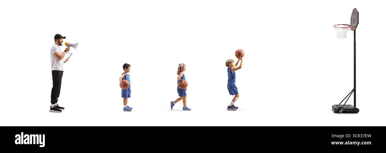 Kinder beim Basketballtraining und Coach mit einem Megaphon isoliert auf weißem Hintergrund Stockfoto