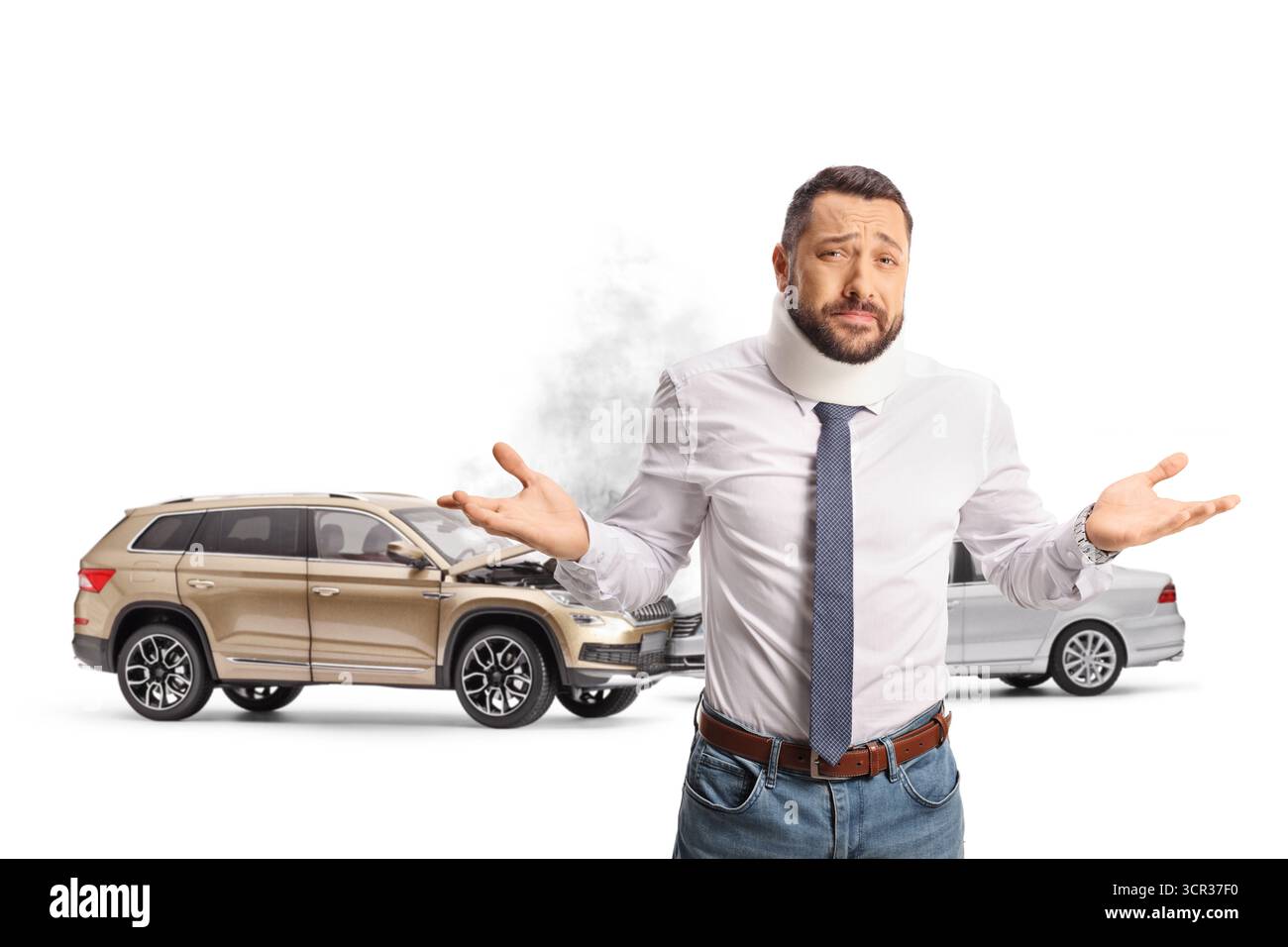 Mann mit Nackenverletzung vor kollidierten Autos isoliert auf weißem Hintergrund Stockfoto