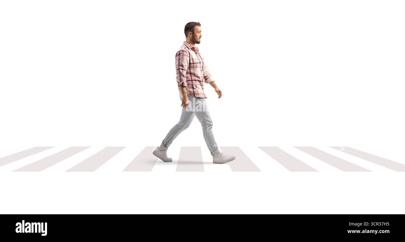 Mann, der auf einer Straße am Zebraübergang auf weißem Hintergrund läuft Stockfoto