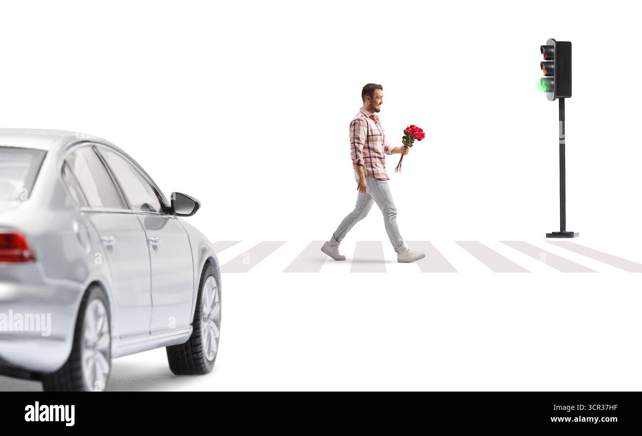 Ein Mann, der einen Haufen roter Rosen hält und auf einer Straße am Zebraübergang auf weißem Hintergrund läuft Stockfoto