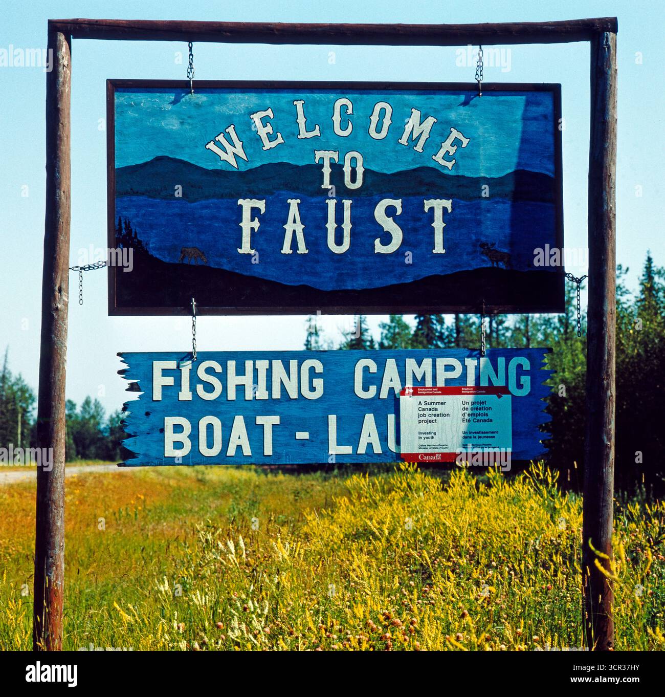 Willkommen in Faust , steht auf dem Ortseingangschild der ehemals von deutschen Einwanderern gegruendeten Ortschaft Faust im Norden Albertas am Kleinen Skavensee in Kanada Alberta FAUST *** Willkommen in Faust steht auf dem Schild am Eingang der Stadt Faust, die früher von deutschen Einwanderern im Norden Albertas am Little Skaven Lake in Kanada gegründet wurde Stockfoto