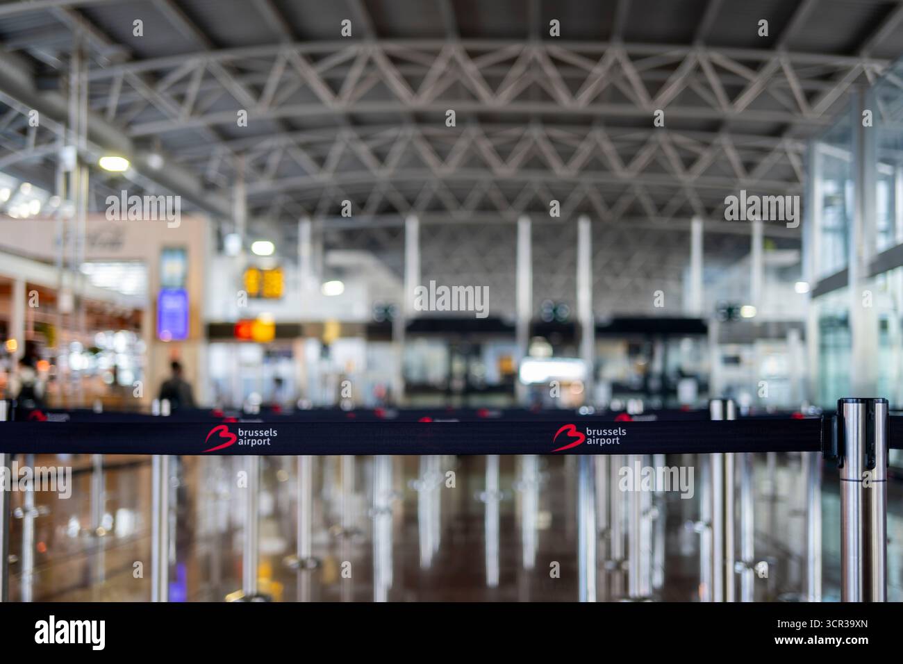 Zaventem, Belgien, 22. September 2025, Illustrative Editorial: Ansicht auf leeren Abfertigungsschalter am Flughafen Brüssel und Standgürtel Stockfoto