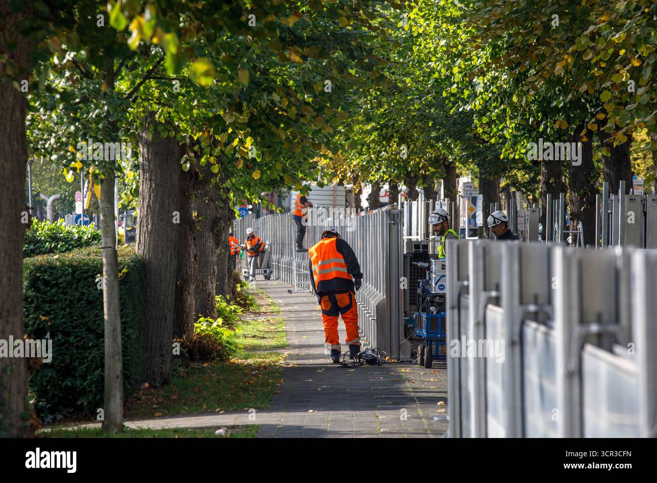 Errichtung der Hochwasserschutzwände im Rahmen einer jährlichen Hochwasserschutzübung durch die Stadtentwaesserunsgbetriebe (STEB), Köln München Stockfoto