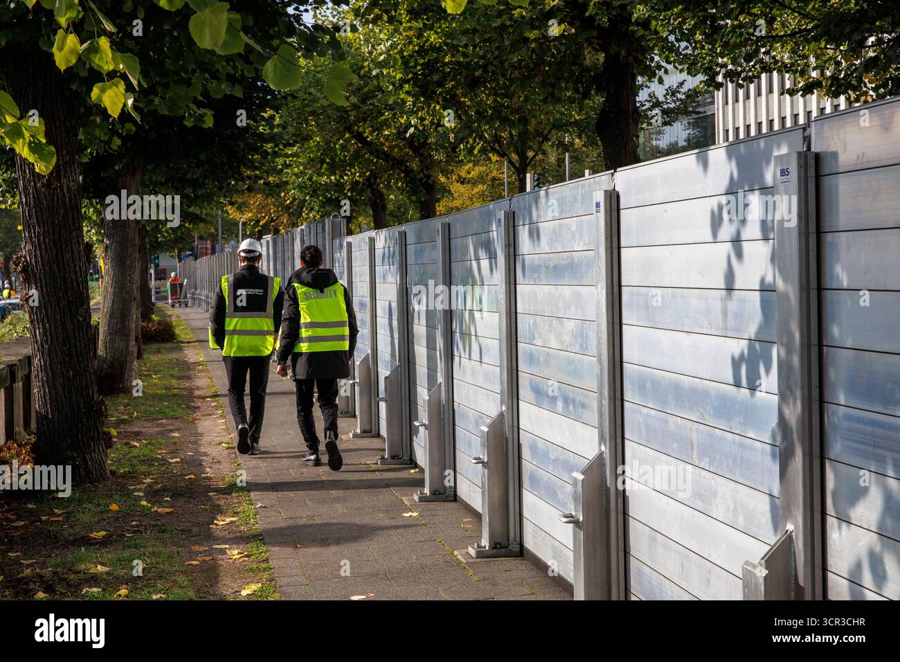 Errichtung der Hochwasserschutzwände im Rahmen einer jährlichen Hochwasserschutzübung durch die Stadtentwaesserunsgbetriebe (STEB), Köln München Stockfoto