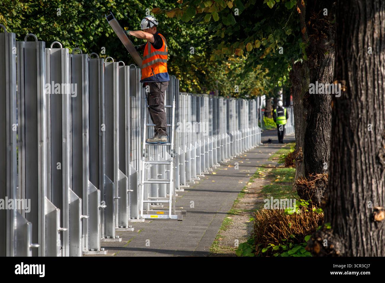 Errichtung der Hochwasserschutzwände im Rahmen einer jährlichen Hochwasserschutzübung durch die Stadtentwaesserunsgbetriebe (STEB), Köln München Stockfoto