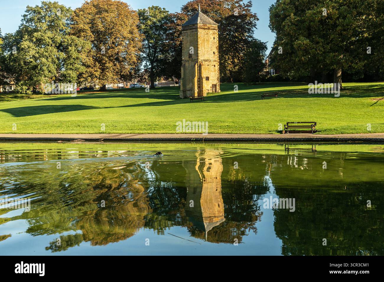 Northampton, Großbritannien, 29. September 2025. Britisches Wetter, herbstliche Atmosphäre am frühen Morgen im Abington Park. Quelle: Keith J Smith./Alamy Live Stockfoto