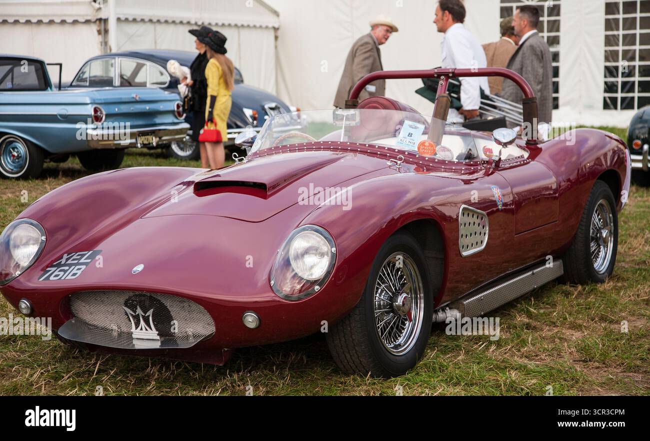 Maserati 450S, ein klassischer Sport- und Rennwagen aus den 1950er Jahren Goodwood Motor Circuit, Chichester, West Sussex, PO18 0PH, Großbritannien Stockfoto