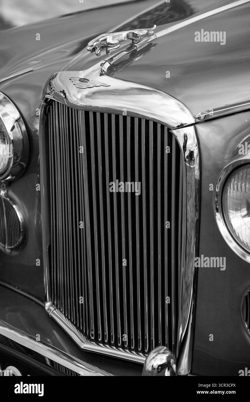 Jaguar Mark IX, eine klassische Luxuslimousine, die auf der Ausstellung Goodwood Revival 2007: Goodwood Motor Circuit, Chichester, West Sussex, PO18 0PH, Großbritannien gezeigt wird Stockfoto