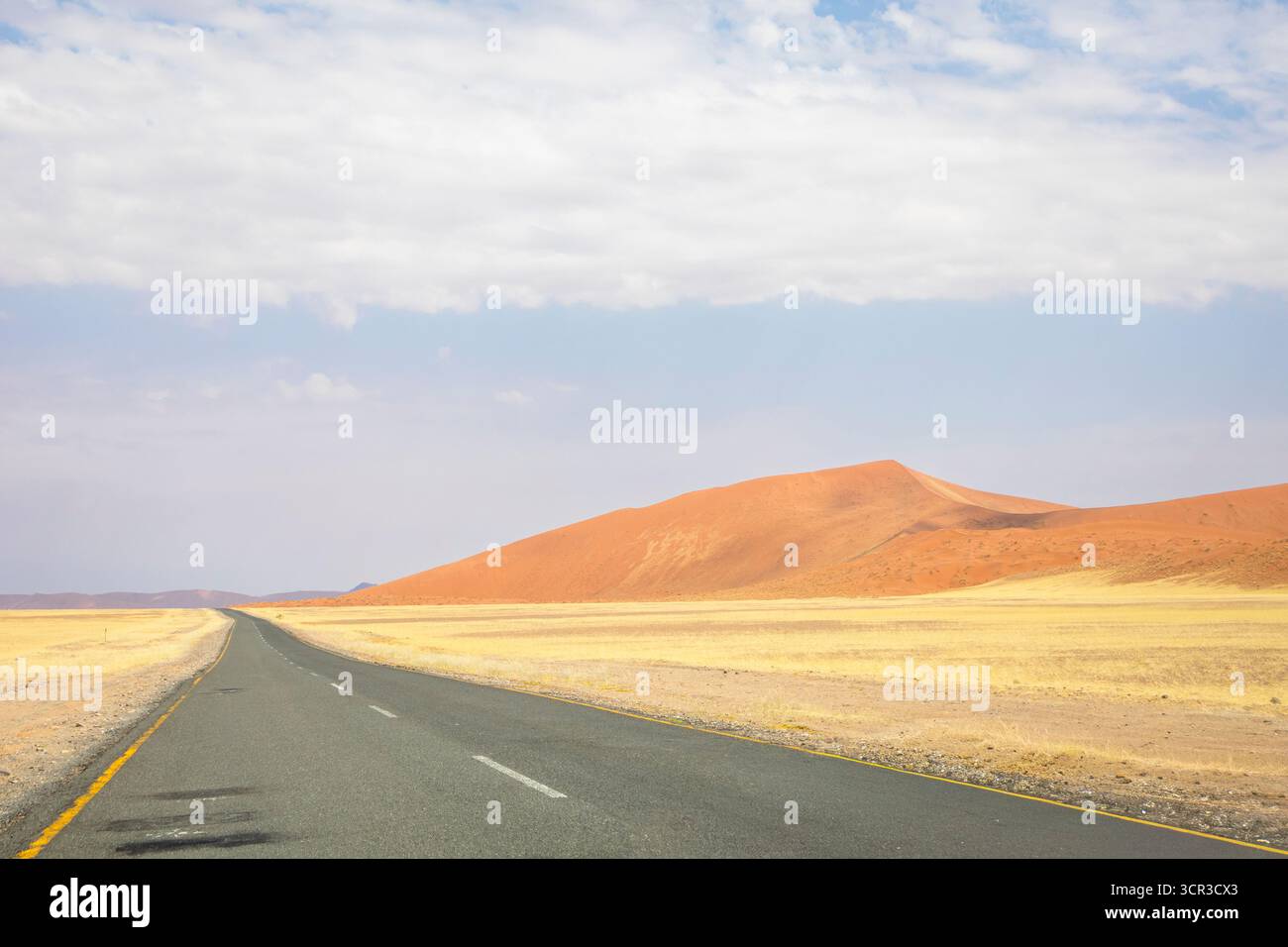 Im Inneren von Sossusvlei schlängeln sich Schotterstraßen durch rote Dünen nach Deadvlei, Big Daddy und Sesriem Canyon, die malerische, staubige Wüstenausblicke bieten. Namibia Stockfoto