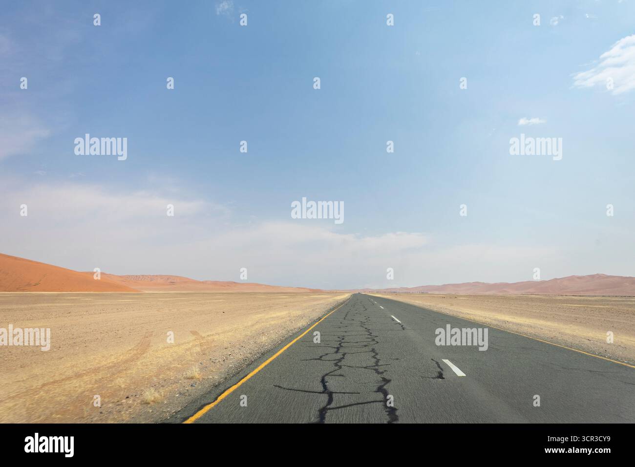 Im Inneren von Sossusvlei schlängeln sich Schotterstraßen durch rote Dünen nach Deadvlei, Big Daddy und Sesriem Canyon, die malerische, staubige Wüstenausblicke bieten. Namibia Stockfoto