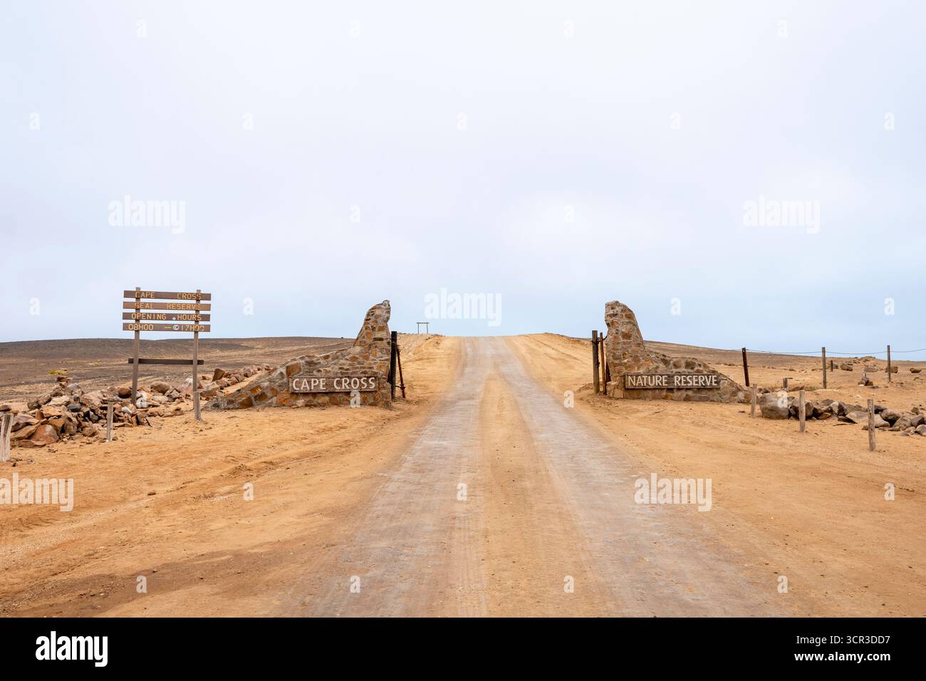 Eingangstor zum Cape Cross Seal Reserve, Namibia - 29. August 2025: Führt zur berühmten Kappelzrobbenkolonie an der Skeleton Coast. Stockfoto