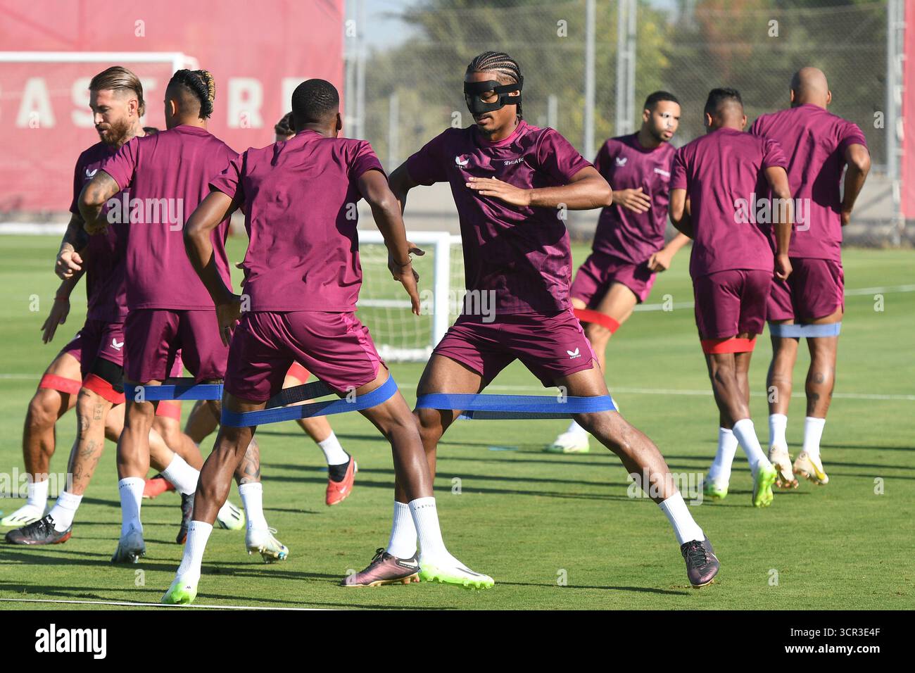 Sevilla, 19. September 2023. Sevilla FC Training. Loic Badé trainiert nach der Verletzung gegen Las Palmas mit einer Maske. Foto: Juan José Úbeda. ARHCSEV. Quelle: Album / Archivo ABC / Juan José Úbeda Stockfoto