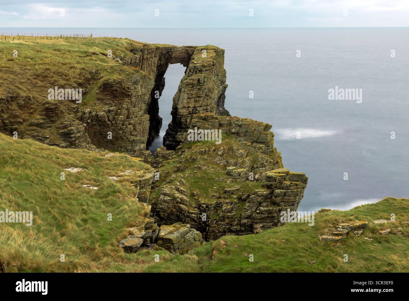 Der Brig O' Stack, ein dramatischer Meeresbogen an der zerklüfteten Küste von Caithness, in der Nähe von Wick in den schottischen Highlands Stockfoto