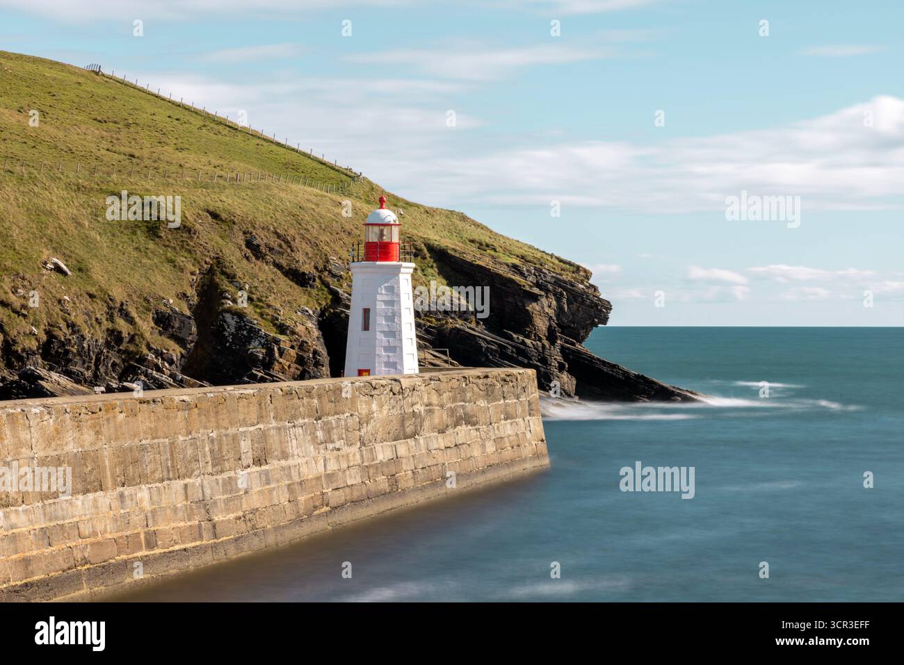 Der malerische und historische Lybster Harbour und sein bezaubernder Leuchtturm an der Küste von Caithness in den schottischen Highlands Stockfoto