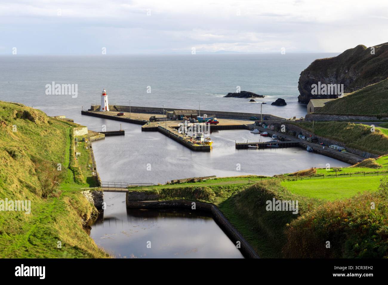 Der malerische und historische Lybster Harbour und sein bezaubernder Leuchtturm an der Küste von Caithness in den schottischen Highlands Stockfoto
