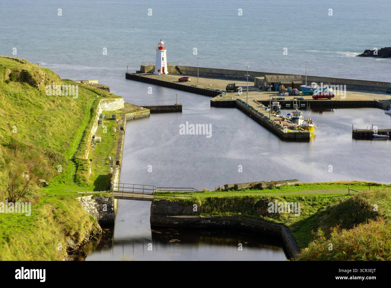 Der malerische und historische Lybster Harbour und sein bezaubernder Leuchtturm an der Küste von Caithness in den schottischen Highlands Stockfoto