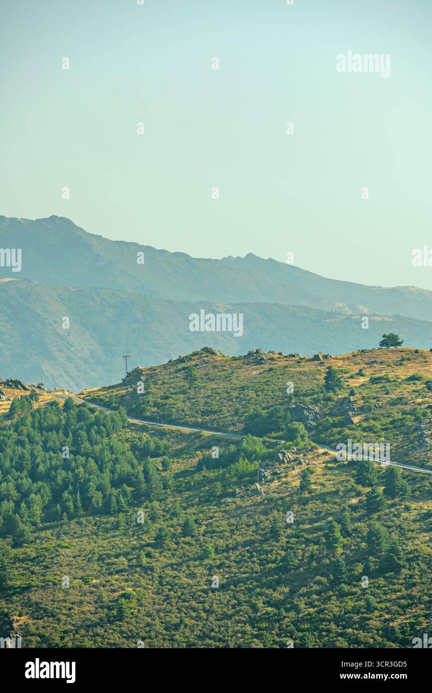 Das Teleobjektiv bringt den Morgennebel näher und schafft eine dichte und geheimnisvolle Atmosphäre Stockfoto Das Teleobjektiv bringt den Morgennebel näher und schafft eine dichte und geheimnisvolle Atmosphäre Stockfoto