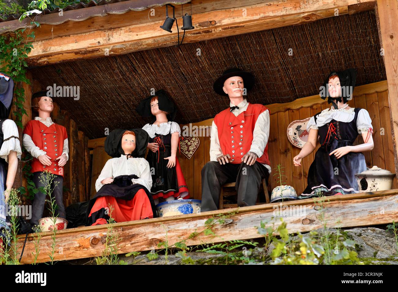 Marionetten in typisch elsässischer Volkskleidung in Kaysersberg im Elsass in Frankreich. Stockfoto