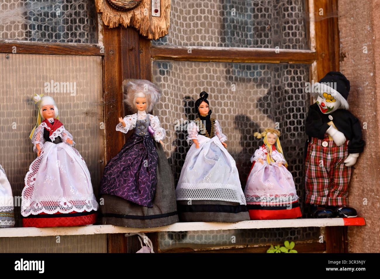 Marionetten in typisch elsässischer Volkskleidung in Kaysersberg im Elsass in Frankreich. Stockfoto