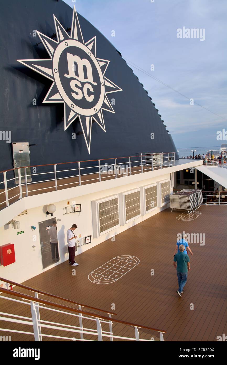 Venedig. Italien - 29. September 2025: Passagiere auf Deck eines Kreuzfahrtschiffs der MSC Cruises. Stockfoto