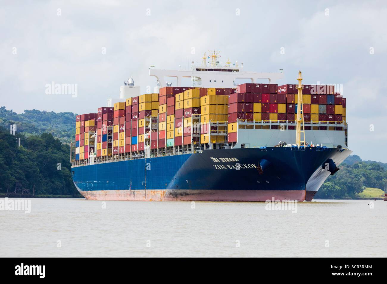 Das Containerschiff Zim Bangkok macht den Panamakanal Transit, Republik Panama, Zentralamerika. Stockfoto