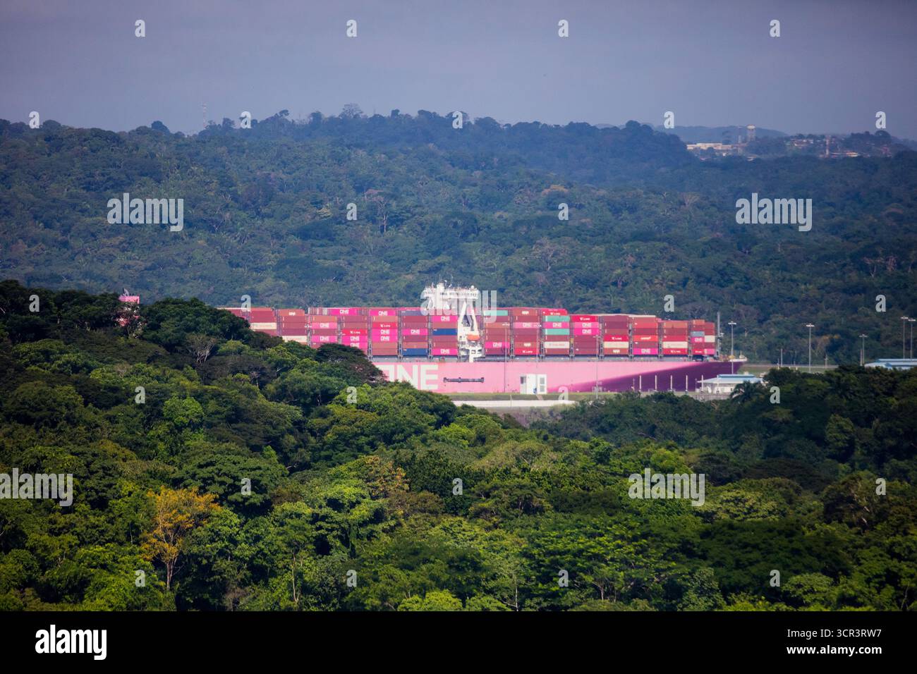 Ein Containerschiff durchquert den Panamakanal von der pazifischen Seite zur Karibik, Republik Panama. Stockfoto