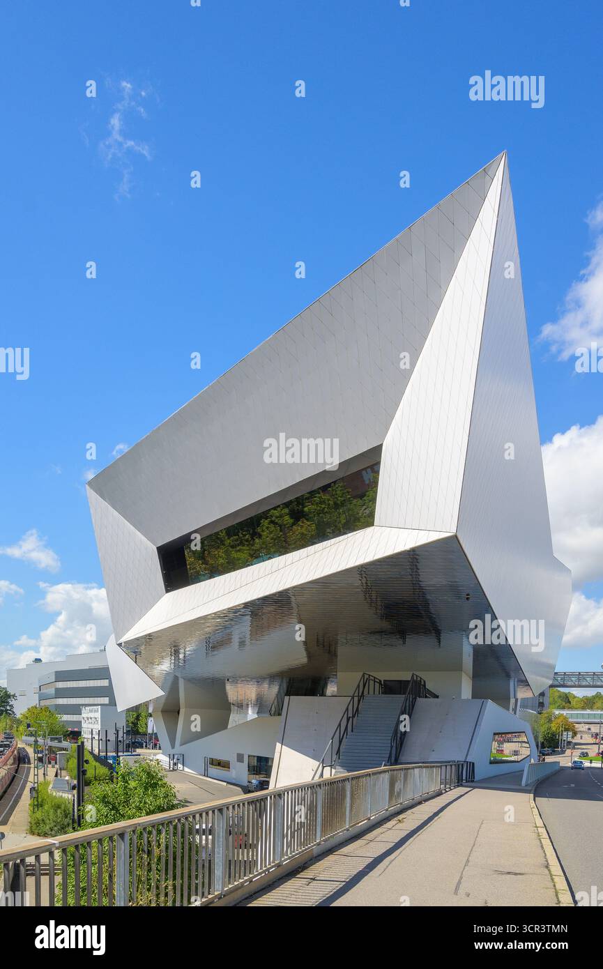 Stuttgart, Deutschland - 22. August 2024: Einzigartige Architektur zeigt Automobilerbe im Porsche Museum in Stuttgart Stockfoto
