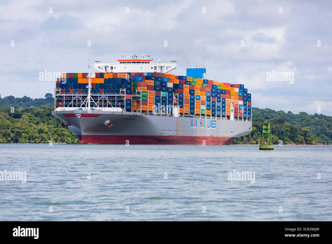 Das Containerschiff Wan Hai A15 von Wan Hai macht den Panamakanal Transit in der Republik Panama, Zentralamerika. Stockfoto