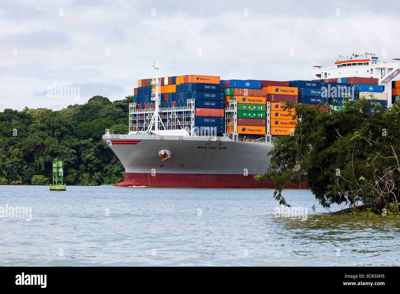 Das Containerschiff Wan Hai A15 von Wan Hai macht den Panamakanal Transit in der Republik Panama, Zentralamerika. Stockfoto