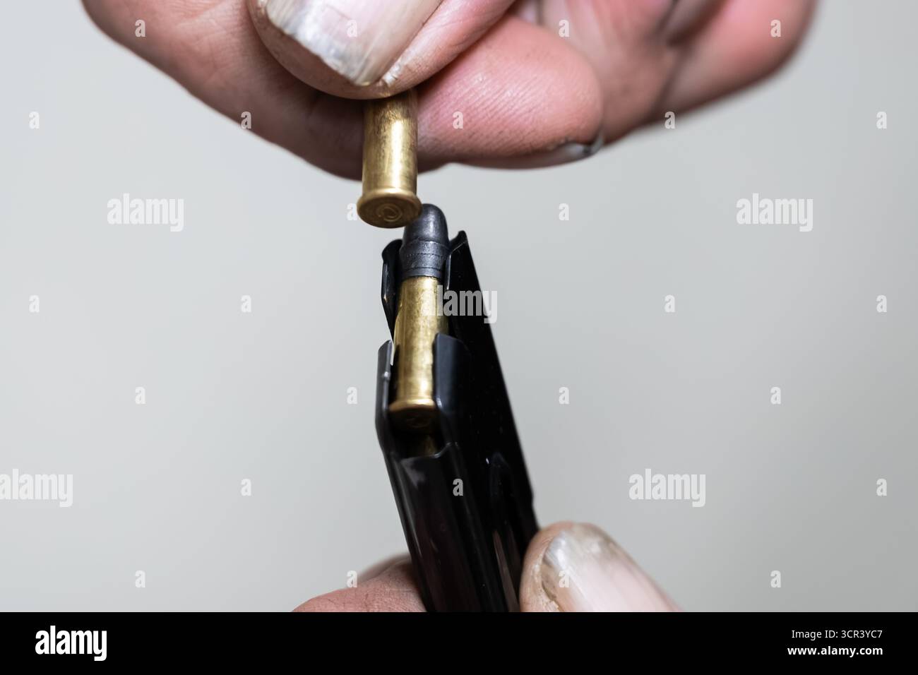 Deutschland. September 2025. Auf einem Schießstand lädt ein Scharfschütze ein Magazin mit .22 LFB-Patronen für eine halbautomatische Kleinkaliberpistole. Munition dieses Kalibers unterliegt in Deutschland dem Waffenrecht und erfordert eine Genehmigung. Quelle: Silas Stein/dpa/Alamy Live News Stockfoto