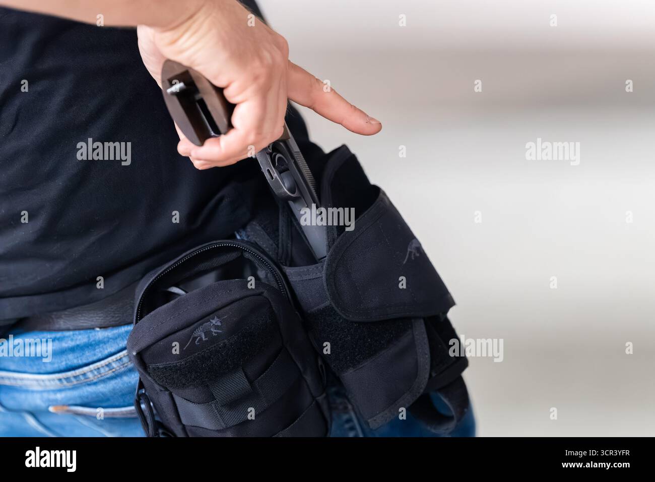Deutschland. September 2025. Ein Scharfschütze zieht während des Trainings auf einem Schießstand eine Handfeuerwaffe des Kalibers .22 LFB aus seinem Holster. Handfeuerwaffen im Kaliber .22 LFB (.22 LR, „Langgewehr“) sind in Deutschland lizenzierungspflichtig. Quelle: Silas Stein/dpa/Alamy Live News Stockfoto