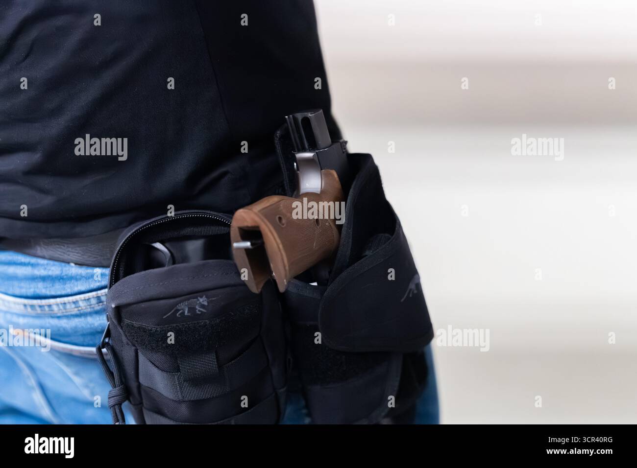 Deutschland. September 2025. Eine Handpistole im Kaliber .22 LR befindet sich während des Trainings im Holster eines Sportschützen. Handfeuerwaffen im Kaliber .22 LFB (.22 LR, „Langgewehr“) erfordern eine Genehmigung in Deutschland. Quelle: Silas Stein/dpa/Alamy Live News Stockfoto