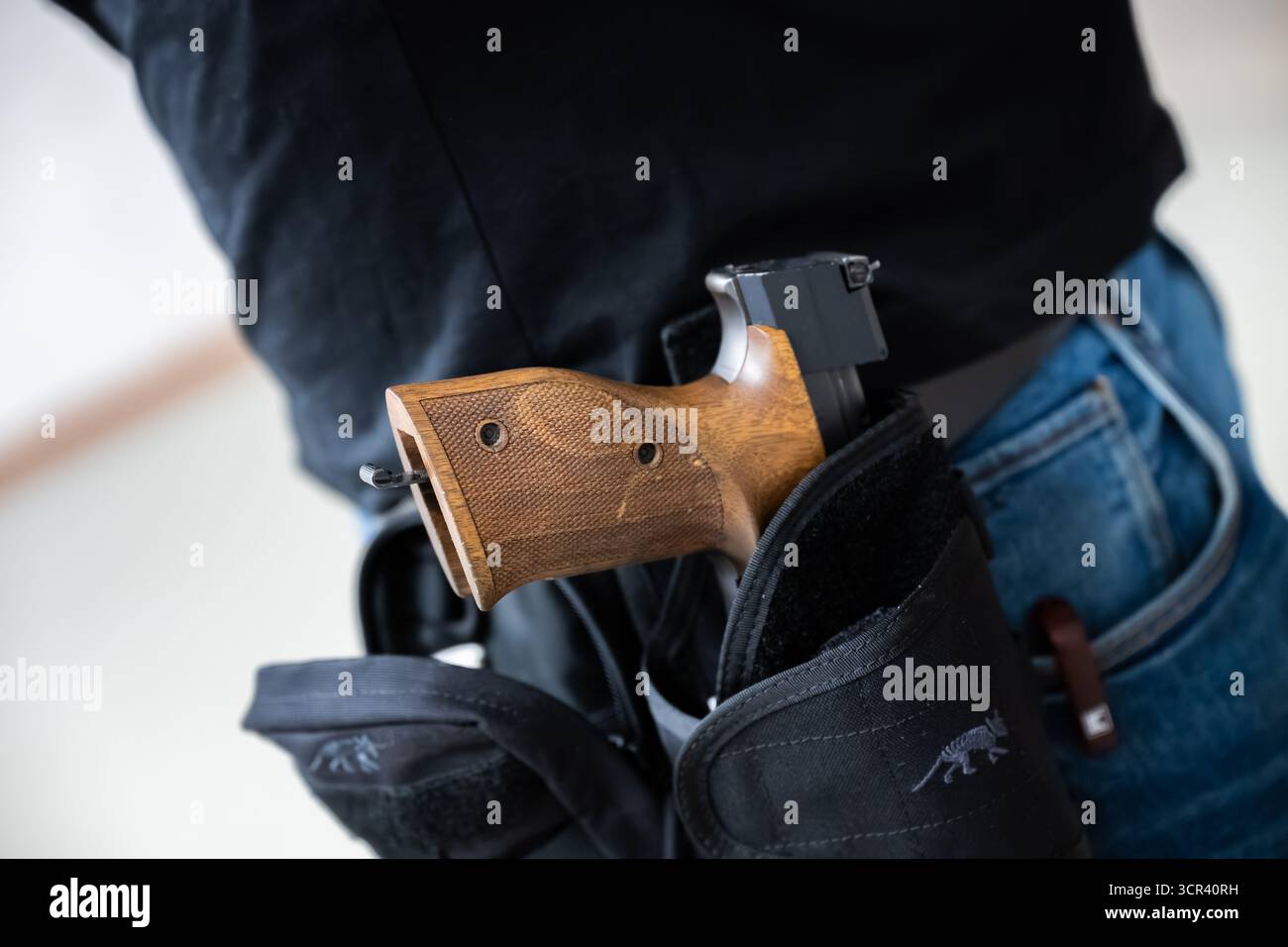 Deutschland. September 2025. Eine Handpistole im Kaliber .22 LR befindet sich während des Trainings im Holster eines Sportschützen. Handfeuerwaffen im Kaliber .22 LFB (.22 LR, „Langgewehr“) erfordern eine Genehmigung in Deutschland. Quelle: Silas Stein/dpa/Alamy Live News Stockfoto