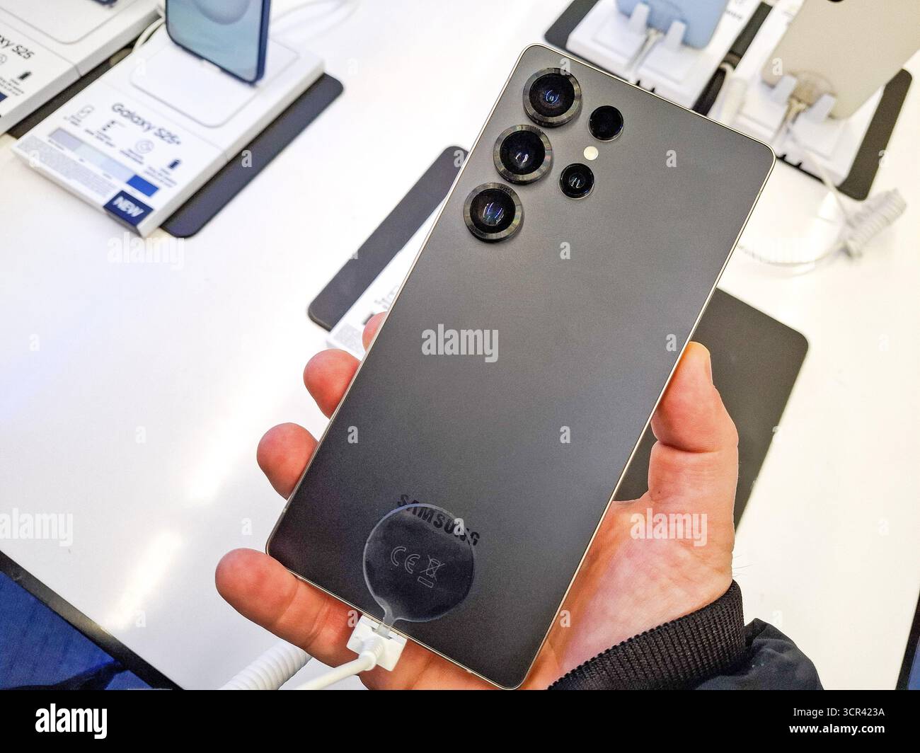 Baia Mare, Rumänien - 27. Januar 2025: Eine Person hält das Samsung Galaxy S25 Ultra Smartphone in der Hand Stockfoto