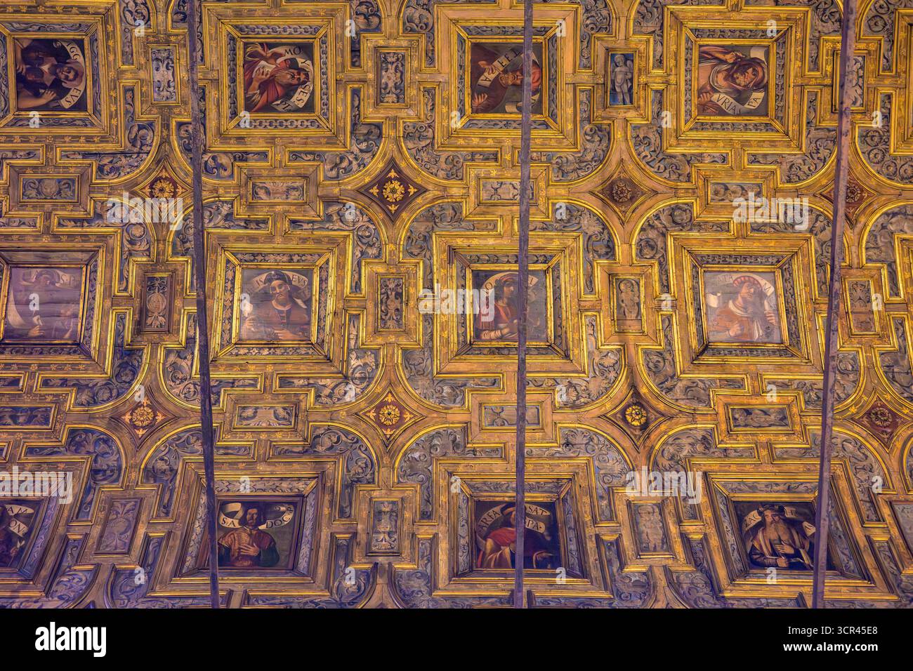 Vergoldete Holztafeln, die Propheten und Patriarchen darstellen, schaffen ein harmonisches Design in der Decke von Venedig Santa Maria dei Miracoli. Stockfoto